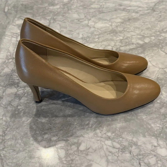 Lord + Taylor Womens Heels Beige Leather Rounded Toe Shoes Sz 6.5 - Picture 4 of 6